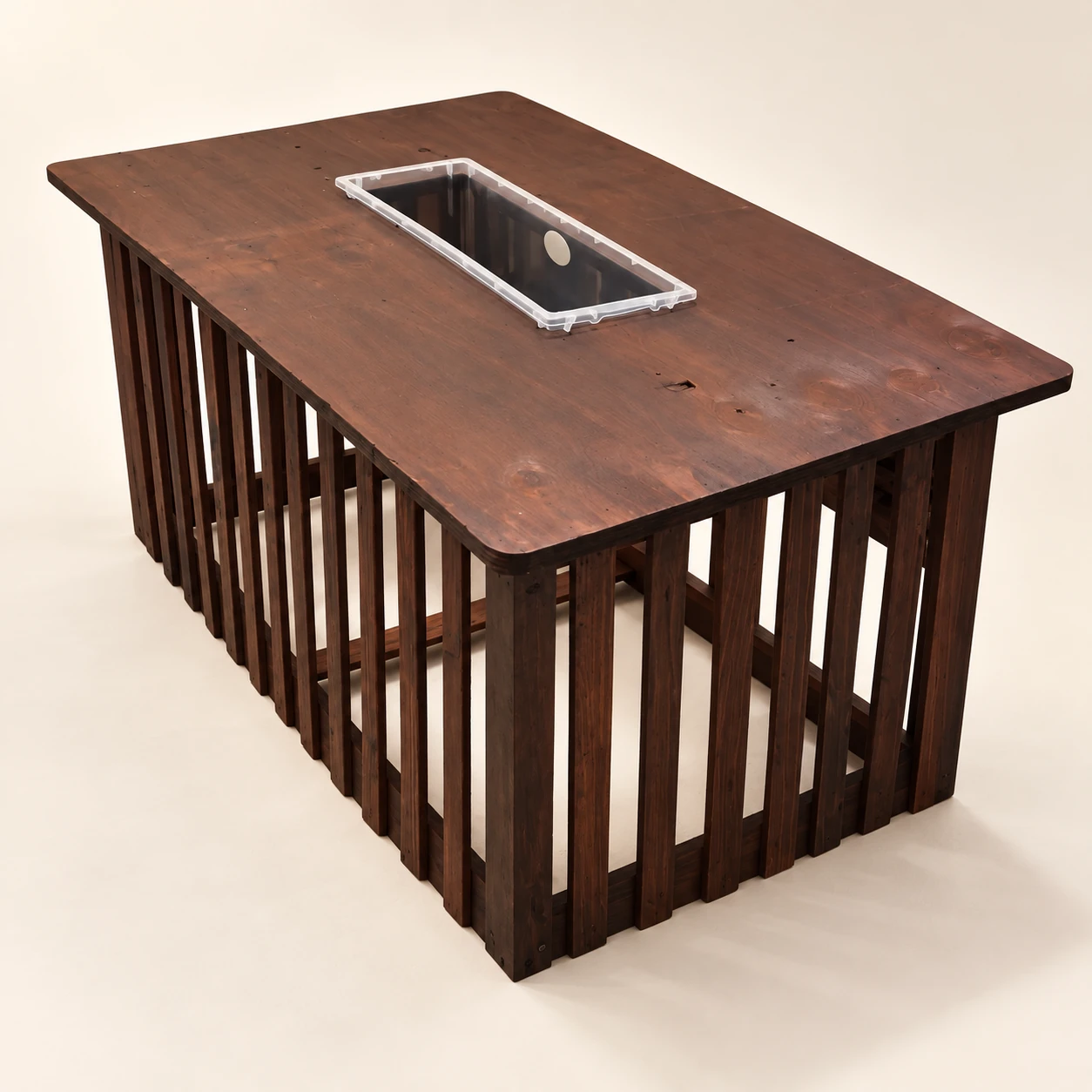 Manzi — Reddish-brown slatted table with recessed tub