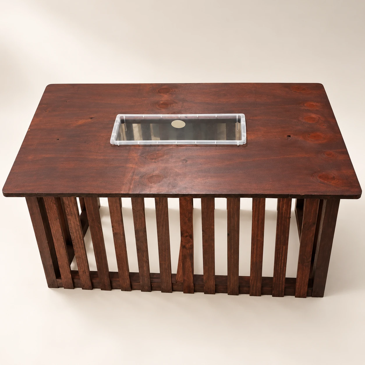 Manzi — Reddish-brown slatted table with clear inset tub